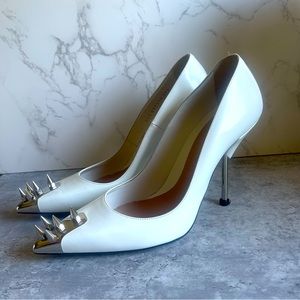 Alexander McQueen Women's Punk Stud Pump in White/silver